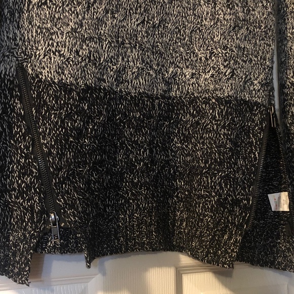 La Classe Couture v-neck sweater - Picture 2 of 4